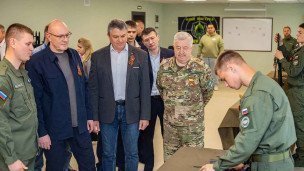 Дмитрий Чернышенко осматривает модернизированные соцобъекты в ЛНР