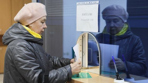 Посетительница заполняет документы 