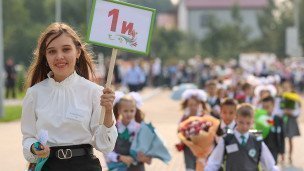 Pervoklassniki-i-uchitelnica-na-torzhestvennoj-linejke