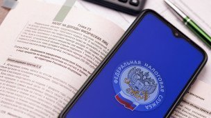 Эмблема Федеральной налоговой службы на экране смартфона