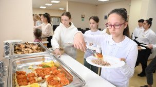 Школьники  в столовой 