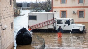 Сотрудник МЧС РФ на подтопленной улице в Крыму