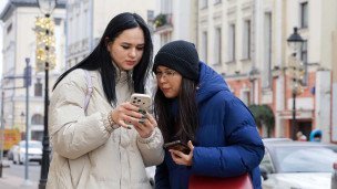 Горожане с телефоном на улице