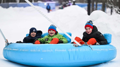 Дети катаются на тюбинге в парке