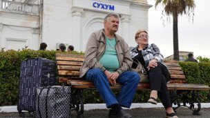 Горожане во время прибытия электропоезда