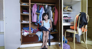 Девочка сидит в шкафу 