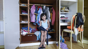 Девочка сидит в шкафу 