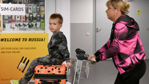 Женщина с ребенком в аэропорту