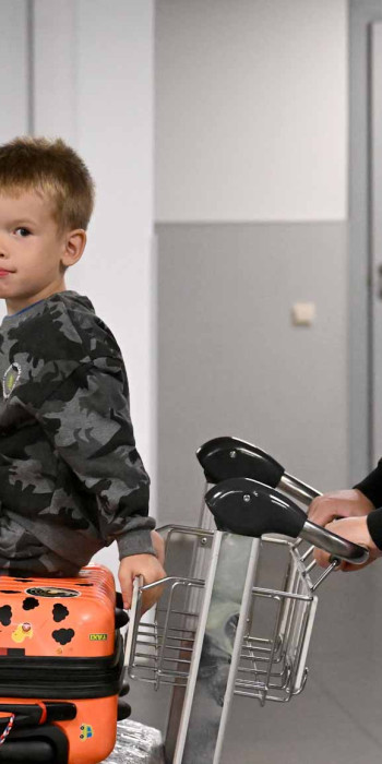 Женщина с ребенком в аэропорту