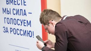 Мужчина с телефоном в руках