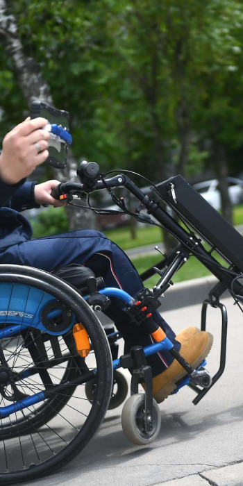 Инспектор московского транспорта на инвалидной коляске