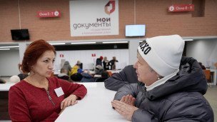 Посетительница в отделении многофункционального центра предоставления государственных и муниципальных услуг (МФЦ) "Мои документы".