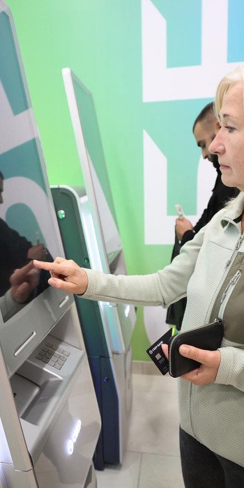 Женщина у банкомата