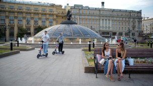 Жители Москвы отдыхают на Манежной площади