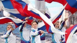Участники праздничных мероприятий на площади Пименова в День народного единства