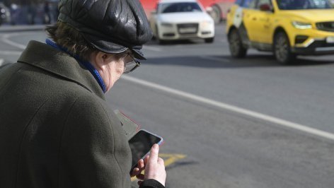 женщина с телефоном в руках