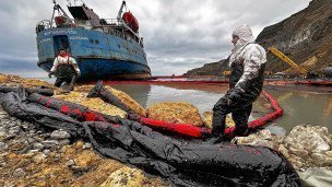 Работы по сбору нефтепродуктов около севшего на мель после крушения танкера "Волгонефть-239"