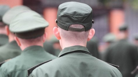 Призывники у сборного пункта военного комиссариата 