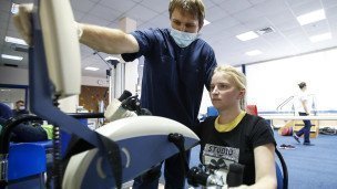 Пациент во время реабилитации после инсульта
