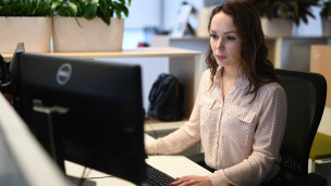 Девушка за компьютером