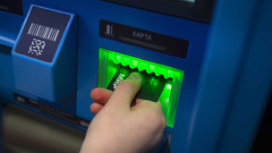 Банковская карта «Мир» в терминале