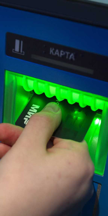 Банковская карта «Мир» в терминале