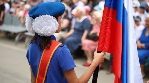 Участник военно-патриотического движения "Юнармия" с флагом