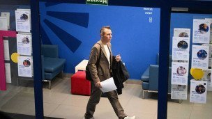 Мужчина на ярмарке вакансий