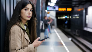 Девушка на платформе  с телефоном