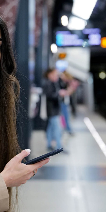 Девушка на платформе  с телефоном