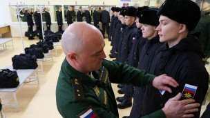 Выдача обмундирования призывникам в сборном пункте Военного комиссариата