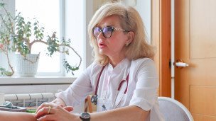 Врач во время приема