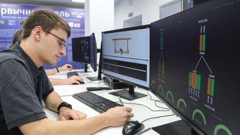 Студент за компьютером 