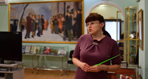 Sotrudnitsa-provodit-ekskursiyu-v-narodnom-muzeye