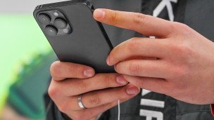 Женщина держит в руках телефон