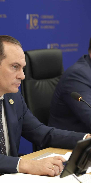 Артем Здунов и Антон Котяков во время заседания комиссии Госсовета