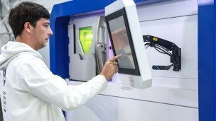 Сотрудник во время работы 3D-принтера 