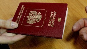 Заграничный биометрический паспорт в руках крупный план