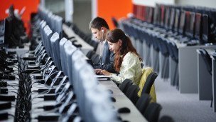 Сотрудники компании программируют за компьютерами
