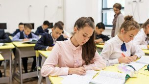 Школьницы во время урока