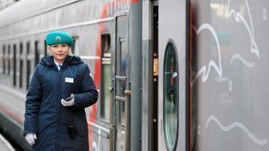 Проводница у пассажирского поезда