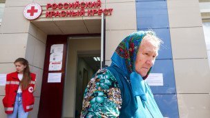 Эвакуированная женщина и волонтер в Курском отделении Российского Красного Креста