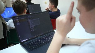 Школьники на занятии по программированию 