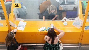 Пассажиры у стоек бронирования и продажи билетов