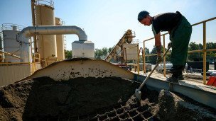 Производство смеси для дорожного покрытия на асфальтобетонном заводе, построенном московским ГБУ "Автомобильные дороги"