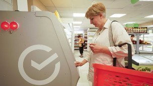 Женщина около банкомата в магазине