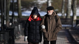 Пожилые люди в парке 