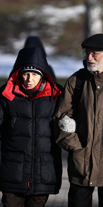 Пожилые люди в парке 