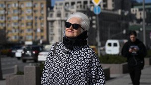 Пожилая женщина на улице в очках
