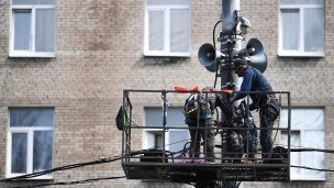 Рабочие проверяют исправность системы оповещения населения
